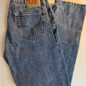 Vintage Levi’s 505 Straight Leg Jeans | Classic Medium Wash Denim 34x32